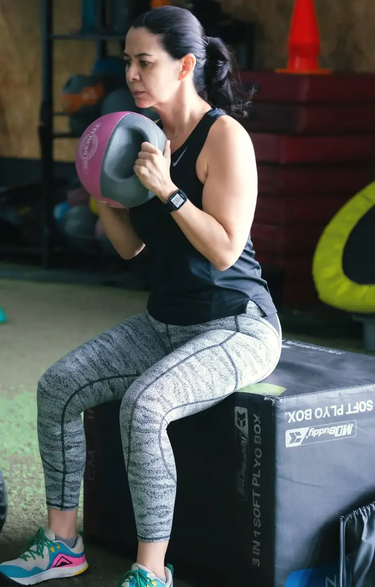Mujer adulta en un ejercicio de fuerza funcional