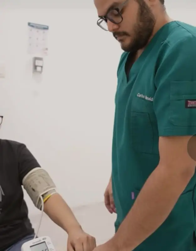 Profesional de Fisiosmart tomando una muestra a un paciente
