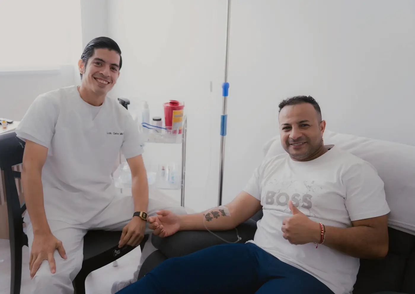 Persona adulta acompañada por un profesional de Fisiosmart durante una sueroterapia